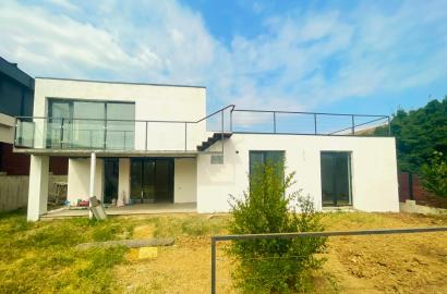 nearly repaired 5-room house for sale